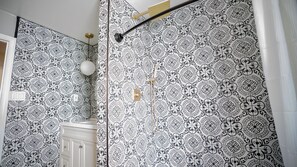 Haartrockner, Handtücher, Seife, Toilettenpapier