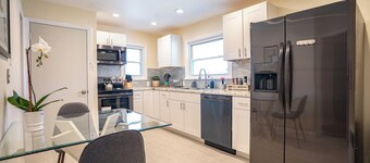 Unique Mid-Century Modern House - 4BD/3BA