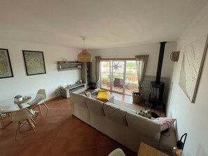 Fireplace, books - Holiday apartment or home office with a view of Lisbon & the Atlantic coast.  (Sesimbra)