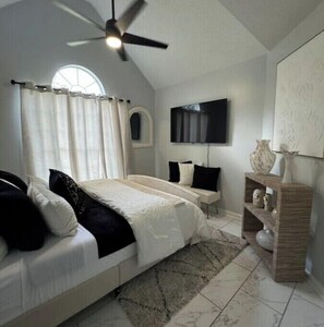 4 habitaciones, tabla de planchar con plancha, wifi y ropa de cama