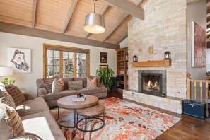 Living area - 4-bedroom house in superb Aspen with WiFi.  On the free bus route. (Aspen)