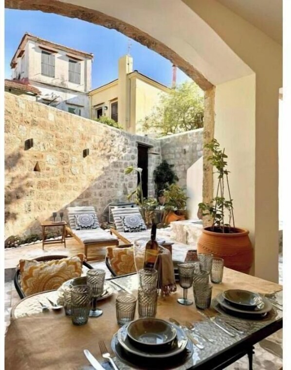 Outdoor dining - One-Bedroom Apartment with Garden (Rhodes Town)