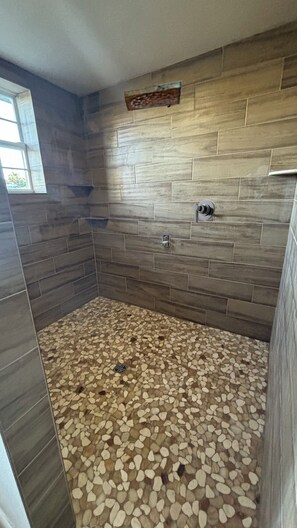 Dusche, Whirlpool, Haartrockner, Handtücher