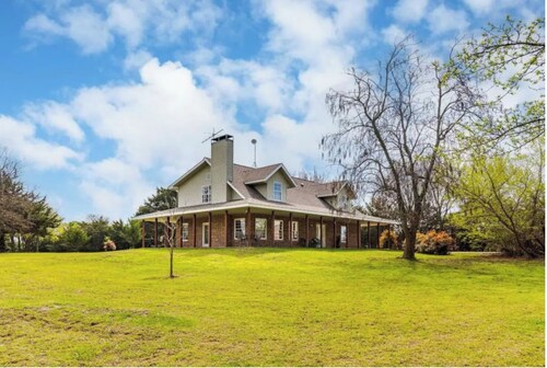 5 Acre Home Getaway fully Furnished. 2 stories w pickleball & bball lit court