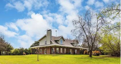 5 Acre Home Getaway fully Furnished. 2 stories w pickleball & bball lit court