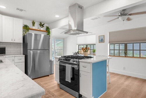 Sunset Bungalows - Big Blue 2 bedrooms - WiFi, Pool AC in enchanting Clearwater