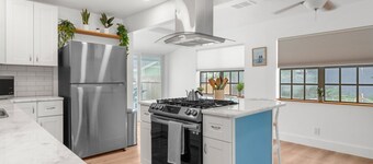 Sunset Bungalows - Big Blue 2 bedrooms - WiFi, Pool AC in enchanting Clearwater