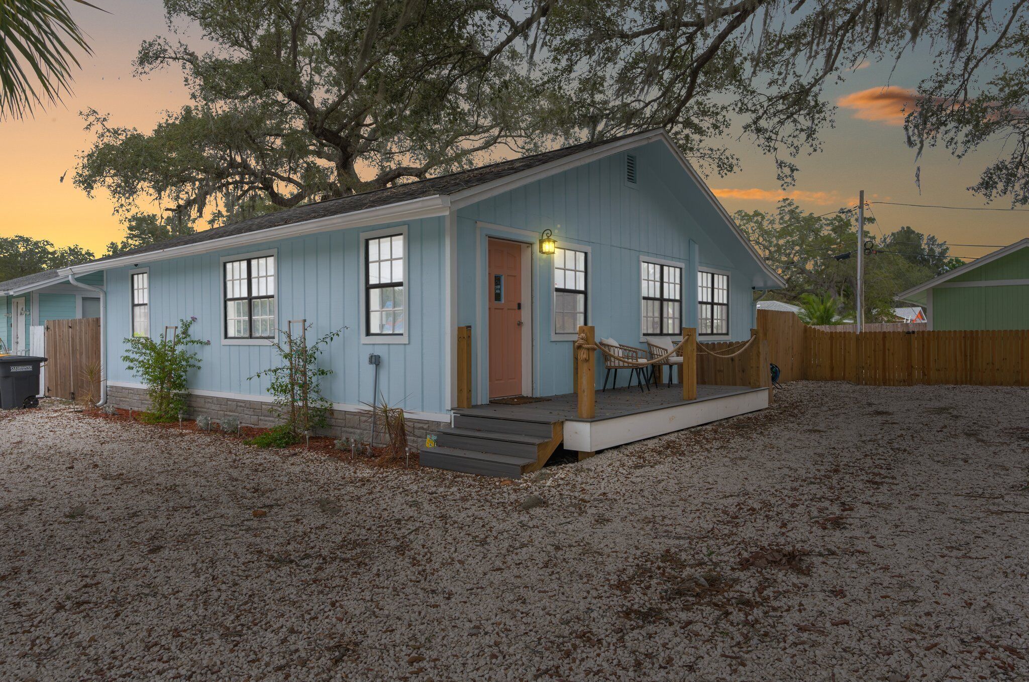 Sunset Bungalows - Big Blue 2 bedrooms - WiFi, Pool AC in enchanting Clearwater
