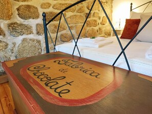 2 bedrooms, internet, bed sheets