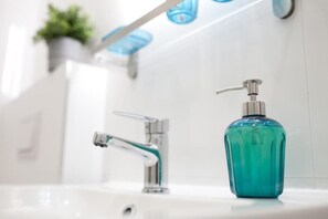 Dusche, Haartrockner, Handtücher, Seife