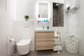 Dusche, Haartrockner, HandtĂŒcher, Seife