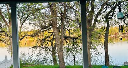 Charming 3-bedroom Legacy Lakehouse near Spicer with beautiful view of the lake!