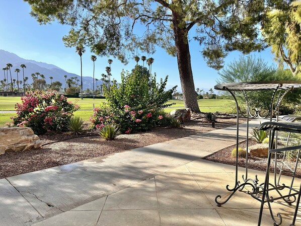 Property grounds - Golf and Pickle Ball Lovers Delight in this sunny Golf Course Palm Springs Condo (Palm Springs)