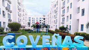 Um letreiro com a palavra 'COVENAS' e um mural subaquático.