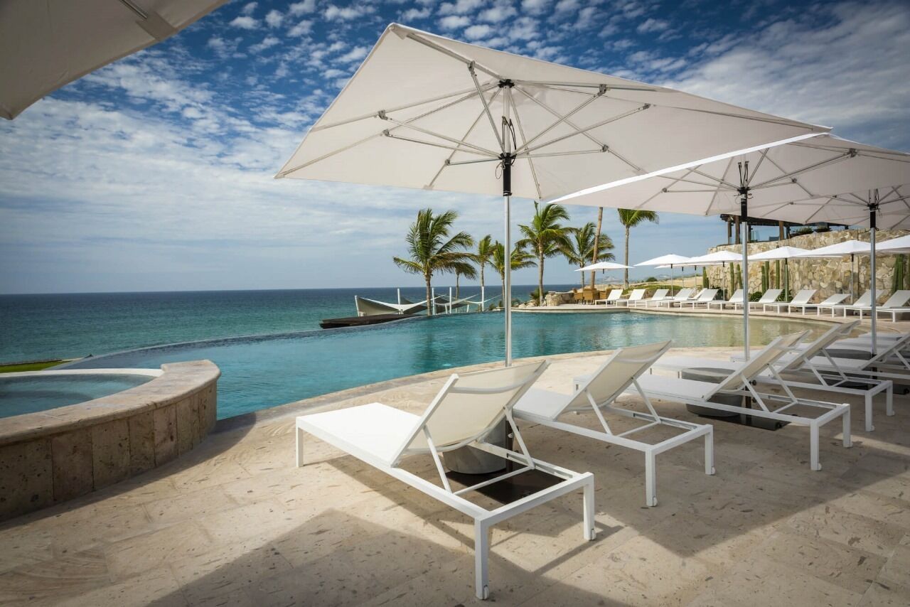 Utomhuspool och uppvärmd pool