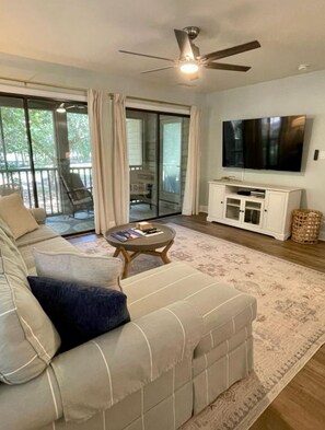 Smart TV - Spacious condo on Jack Nicklaus Signature Golf Course overlooking 10th Tee Box.  (Pawleys Island)