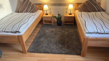 2 chambres, coffres-forts dans les chambres, fer et planche Ă repasser