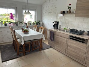 Réfrigérateur, micro-ondes, plaque de cuisson, lave-vaisselle