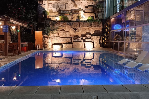 Indoor pool, 2 outdoor pools