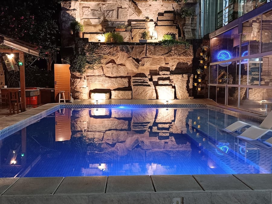Piscina com cascata