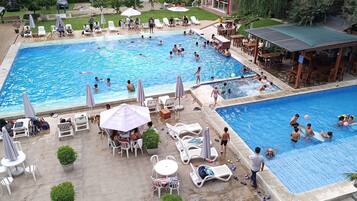 Una piscina techada, 2 piscinas al aire libre