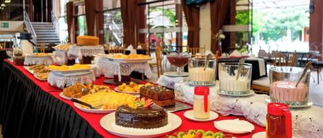 Ein reichhaltiges Buffet mit Speisen und Desserts.