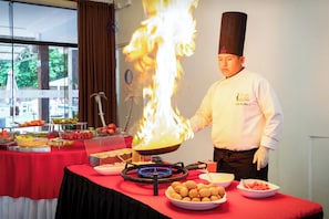Café da manhã com buffet grátis todos os dias