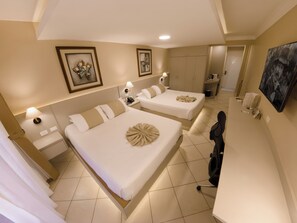 Habitació doble Deluxe | Cobrellits, caixa forta a l'habitació i mobiliari individual 