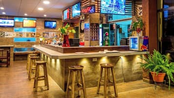 Bar junto a la piscina