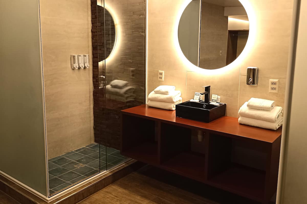 Deluxe Room, 1 King Bed, Pool View | Bathroom