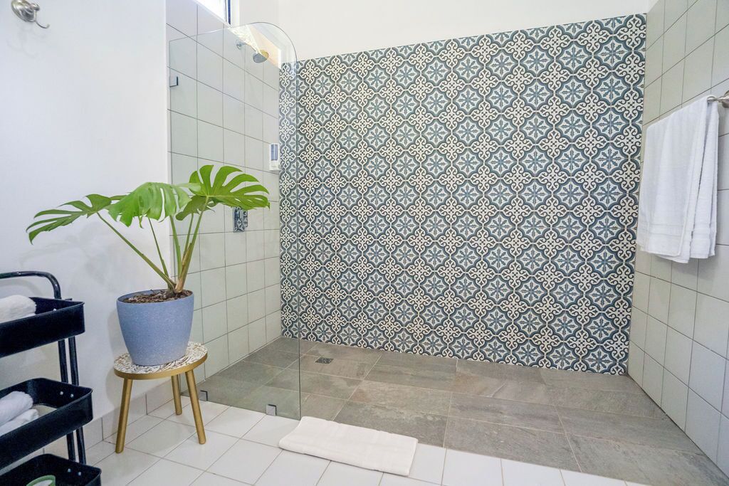 Villa – design, ved stranden | Bad | Regndusjhode, håndklær, såpe og toalettpapir