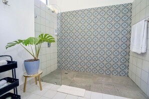 Design Villa, Beachside | Bathroom | Rainfall showerhead, towels, soap, toilet paper - Cedrela Beach Villas (Bahía Ballena)