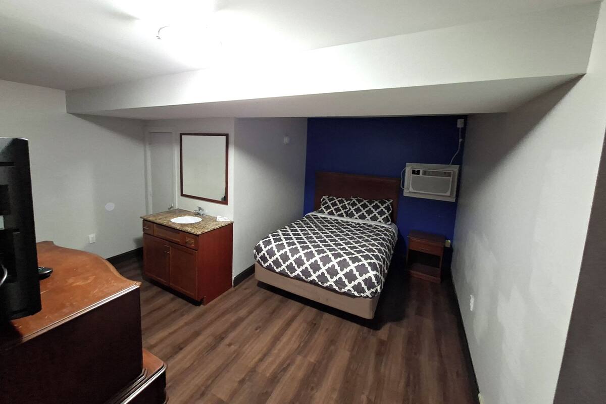 Room, 1 Queen Bed, Non Smoking | WiFi (free), bed sheets