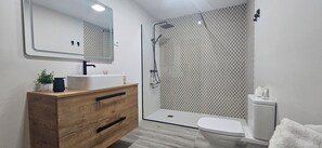 Douche, serviettes fournies, savon, shampoing