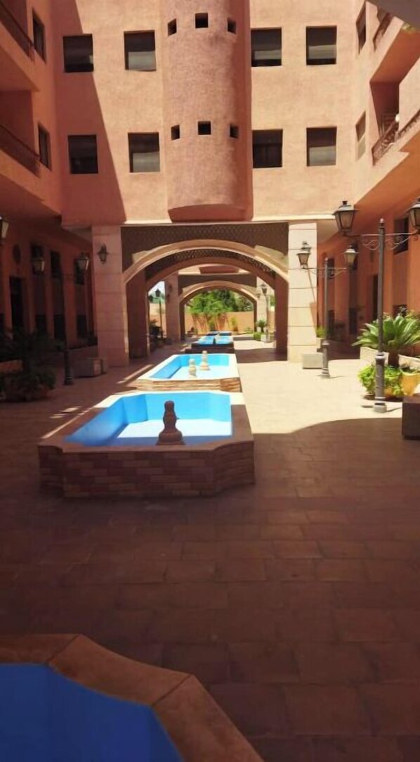 Outdoor pool - Apartment with pool/climate/wifi in city center. (Marrakech)