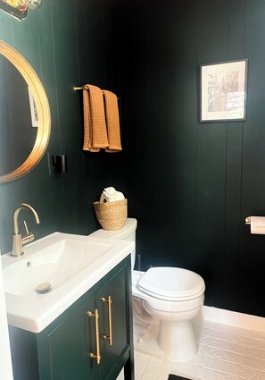 Dutxa, assecador de cabells, tovalloles i sabó