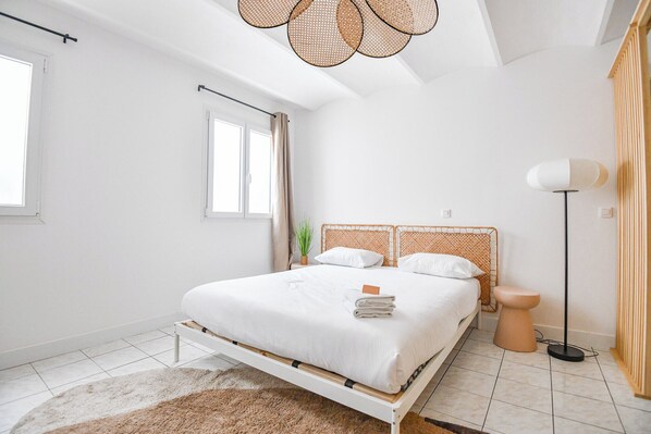 2 chambres, fer et planche à repasser, draps fournis