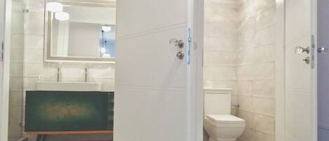 Chuveiro, secador de cabelo, toalhas de banho, sabonete