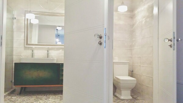 シャワー、ヘアドライヤー、タオル、石鹸