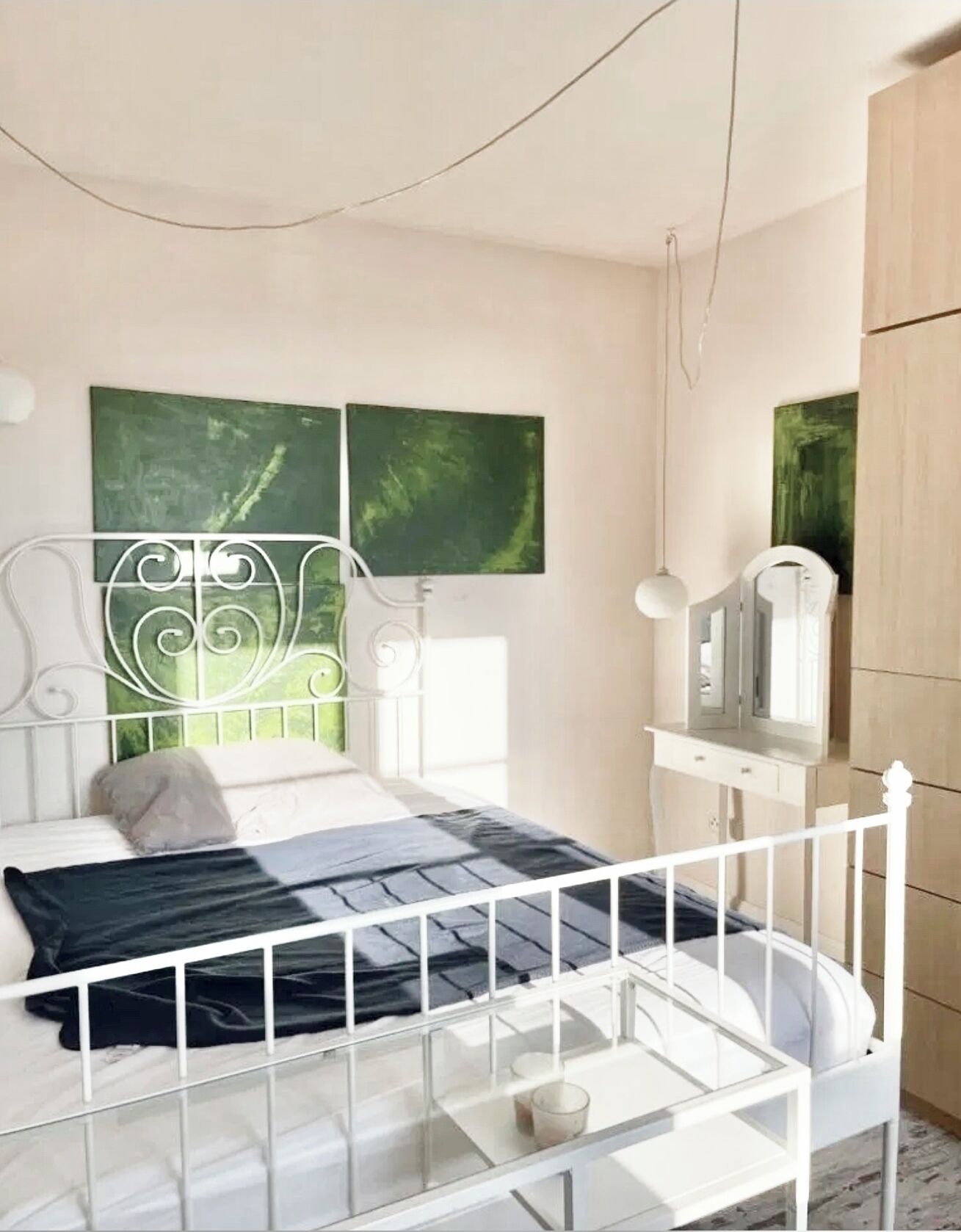 1 dormitorio, tabla de planchar con plancha, ropa de cama