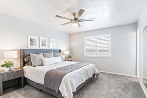 4 soverom, strykejern/-brett, reiseseng for barn og wi-fi (inkludert)