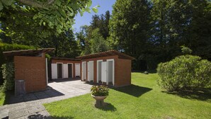 A small brick building with a tiled patio and a potted plant in the center. - Riva del Caolino in Ispra (Ispra)