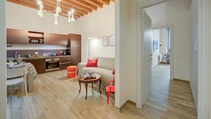 A modern apartment with a kitchen, dining area, and living room. - Residenza Faust-historical Center Sal (Salò)
