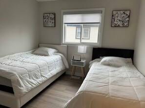 2 bedrooms, iron/ironing board, WiFi, bed sheets - K Niagara Guesthouse(Cherry & Mint) (Niagara Falls)