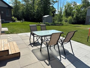 Outdoor dining - K Niagara Guesthouse(Cherry & Mint) (Niagara Falls)