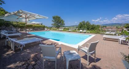 Villa Faccioli Deodara With Shared Pool