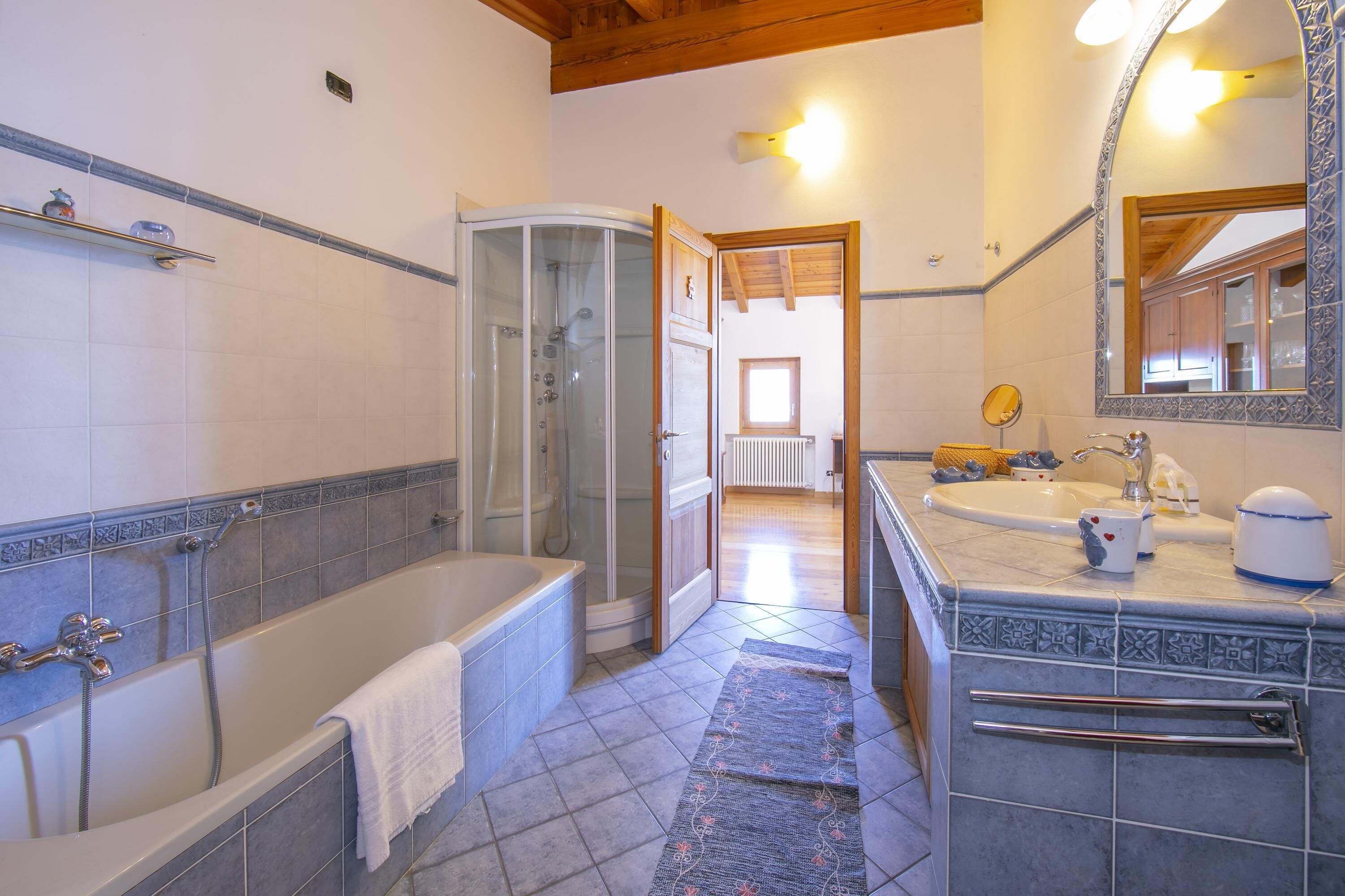 Un baño con bañera, ducha y lavabo.