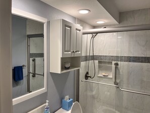 Douche, sèche-cheveux, serviettes fournies, savon