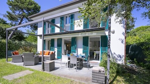 A two-story house with a covered patio area. - Villa Victor 100m From sea (Massa)