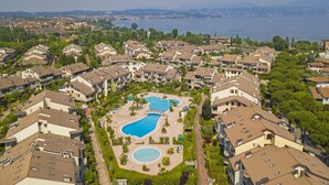 Un quartier résidentiel doté d’une piscine centrale, entourée d’immeubles d’appartements.